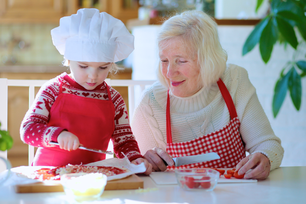 Внучки доставка еды. Бабушка и внучка. Бабушка готовит. Бабушка с пирожками. Бабушка с выпечкой.